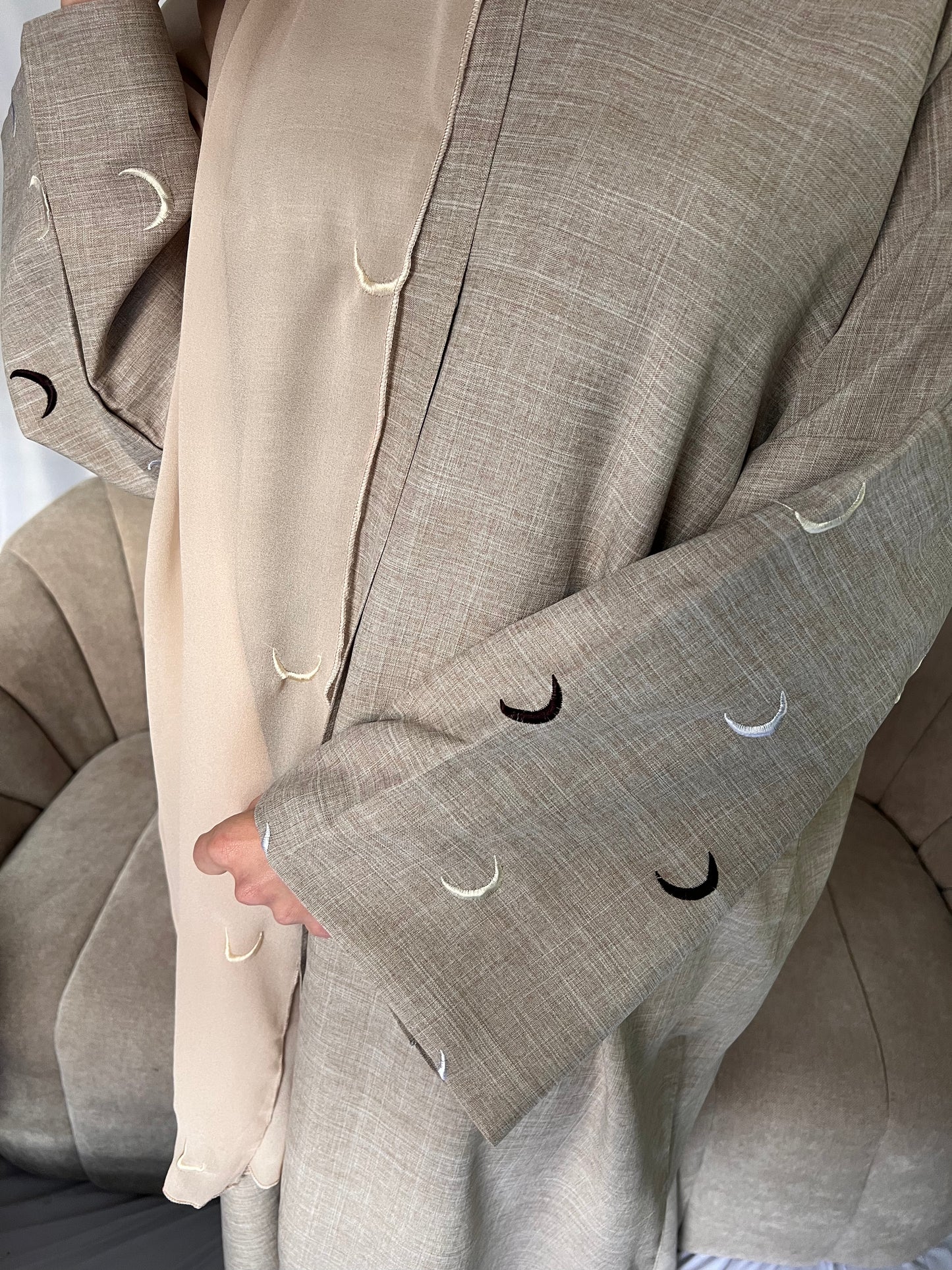 QAMAR abaya taupe